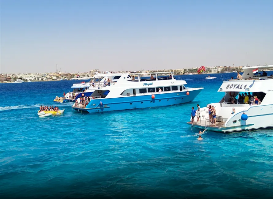 معاك 3000 جنيه؟ تعالي أقولك إزاي تقضي 3 أيام في الغردقة.. بالورقة والقلم! 🌊✈️