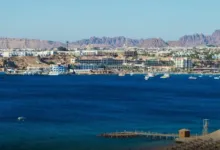 الغردقة ولا شرم الشيخ؟ دليلك عشان تختار "الروقان" اللي يناسبك! 🤔🏝️